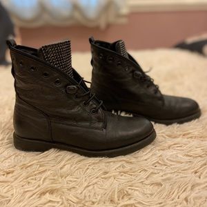 Woman’s Black Boots - Size: 7